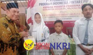 Legislator Gerindra Kembali Serahkan Bantuan PIP untuk Pelajar di Sidoarjo Barat