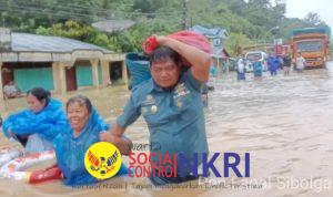 TNI AL Bergerak Cepat: Aksi Heroik Lanal Sibolga Selamatkan Lansia dan Balita di Tengah Banjir