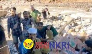 Haru TNI Awak Heli Pengantar Logistik saat Diberi Sepikul Durian dari Warga Terisolasi Gayo Lues