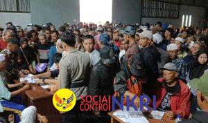 Ribuan Penerima BLT Kesra dari Kecamatan Waluran dan Jampangkulon Padati Gudang Bulog Sukabumi