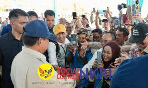 Prabowo Disambut Antusias Petani Saat Panen Raya di Karawang