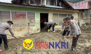 Personel Brimob Lanjutkan Bersih-bersih Rumah Warga dan Buat Saluran Air di Sumbar