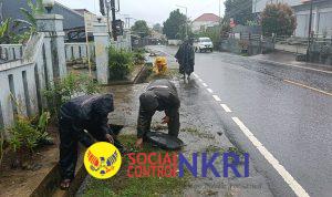 Hujan Tak Surutkan Semangat: Gotong Royong Warga Jampangkulon di Hari Bakti Desa Nasional