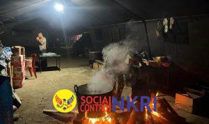 Gotong Royong TNI dan Masyarakat Siapkan Makanan di Dapur Lapangan