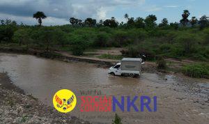 Petugas SPPG di Pedalaman NTT Bertaruh Nyawa Antar MBG, Harap Jembatan Dibangun, Kini Seberangi Sungai