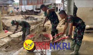 Sinergi TNI–Polri Percepat Pemulihan Sumbar: Bersihkan Pasar hingga Rumah Warga