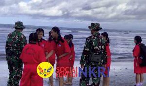 Sehari Usai Instruksi Presiden, TNI Bersama Pelajar Gotong Royong Bersihkan Sampah di Pantai Kuta Bali