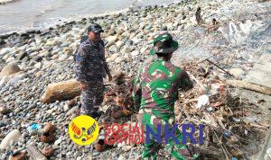 Pos TNI Angkatan Laut Manna Berkolaborasi Dengan Kodim 0408/BS Bersihkan Pantai Pasar Bawah