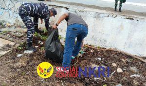 Dukung Indonesia Asri, Pos TNI AL Mukomuko Bersinergi Laksanakan Kebersihan Pantai Abrasi