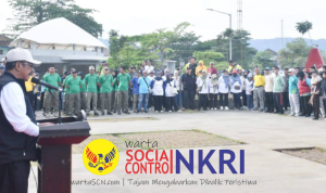 Bupati Asep Japar: Bersih-Bersih Pantai Jadi Simbol Kebersamaan Menyongsong Ramadan Bupati Sukabumi, Asep Japar: Tata Perahu Nelayan, Jaga Estetika Pantai Gadobangkong Bupati Sukabumi, Asep Japar: Kebersihan Adalah Bagian dari Ibadah Menyambut Ramadan Aksi Bersih Pantai Gadobangkong, Asep Japar Wujudkan Wisata Ramah dan Berkelanjutan Ramadan 1447 H, Asep Japar: Sukabumi Mubarokah Hadir Lewat Gerakan Bersih-Bersih Pantai Sukabumi,- Sambut Bulan Suci Ramdan 1447, Pemkab Sukabumi Bersih-Bersih Pantai Tumbuhkan Kebersamaan dan Wujudkan Sukabumi Mubarokah Sukabumi, - Pemerintah Kabupaten Sukabumi menggelar aksi bersih-bersih pantai di kawasan Alun-alun Gadobangkong Palabuhanratu, Rabu (18/2/2026). Kegiatan ini dipimpin langsung oleh Bupati Sukabumi H. Asep Japar bersama Wakil Bupati H. Andreas dan Sekretaris Daerah H. Ade Suryaman. Dalam sambutannya, Bupati menegaskan. “Ini kewajiban kita bersama agar tingkat kesadaran bisa terus ditingkatkan. Kita harus memberikan rasa nyaman kepada para pengunjung. Jangan sampai tempat wisata dijadikan lokasi perahu mogok,” ucapnya. Pernyataan ini mencerminkan nilai Sukabumi Mubarokah, yaitu kebersamaan dan kepedulian yang menghadirkan keberkahan bagi masyarakat. Menyambut Ramadan dengan Lingkungan Bersih Aksi bersih-bersih pantai ini digelar menjelang bulan Ramadan sebagai bentuk komitmen menjaga kebersihan fasilitas publik. “Kegiatan ini dilakukan menjelang Ramadan sebagai komitmen pemerintah daerah dalam menjaga kebersihan dan kenyamanan fasilitas publik, khususnya kawasan wisata pantai,” jelasnya. Semangat Sukabumi Mubarokah hadir dalam ajakan untuk menjadikan kebersihan sebagai bagian dari ibadah, sehingga keberkahan dapat dirasakan oleh seluruh masyarakat dan wisatawan. Penataan Fasilitas Demi Estetika dan Kenyamanan Selain bersih-bersih, Pemkab Sukabumi juga berencana menata perahu nelayan yang terparkir di kawasan Gadobangkong. “Pemkab Sukabumi akan melakukan penataan dan pengangkutan perahu-perahu nelayan yang terparkir di kawasan Alun-alun Gadobangkong agar lebih tertib dan tidak mengganggu estetika pantai,” tegasnya. Langkah ini sejalan dengan nilai Sukabumi Mubarokah, yaitu menghadirkan keteraturan dan keindahan yang membawa kenyamanan serta keberkahan bagi semua pihak. Prioritas Pemeliharaan Meski dalam Efisiensi Meski anggaran tengah mengalami efisiensi, Bupati menekankan pentingnya pemeliharaan fasilitas publik. “Sayang jika fasilitas publik yang sudah dibangun tidak dirawat secara rutin. Walaupun ada efisiensi, pemeliharaan harus tetap terjaga,” ucapnya lagi. Pernyataan ini menunjukkan semangat Sukabumi Mubarokah, bahwa keberkahan tidak hanya datang dari pembangunan baru, tetapi juga dari merawat dan menjaga apa yang sudah ada agar manfaatnya terus berkelanjutan. Harapan untuk Wisata Ramah dan Berkelanjutan Melalui aksi bersih pantai ini, Bupati berharap kawasan Gadobangkong tetap terjaga kebersihannya. Ia menutup dengan harapan. “Melalui aksi bersih-bersih ini, kawasan Gadobangkong tetap terjaga kebersihannya dan menjadi destinasi wisata yang ramah bagi wisatawan maupun masyarakat lokal,” tuturnya. Semangat Sukabumi Mubarokah hadir sebagai visi besar: menjadikan Sukabumi bukan hanya indah secara fisik, tetapi juga penuh keberkahan melalui kepedulian, kebersamaan, dan keberlanjutan.