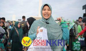 Ibu Ini Unboxing Paket Sembako dan Baju Gamis di Pasar Murah Pemerintah: Isinya Padat Banget!