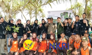 Anggota DPRD Kabupaten Sukabumi Fraksi PKS, Erpa Aris Purnama Menanam Harapan di Pesisir Minajaya