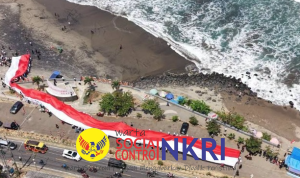 Bupati Sukabumi Asep Japar Pimpin Bentangan Merah Putih 300 Meter di Pantai Karanghawu, Wujud Syukur Kemerdekaan